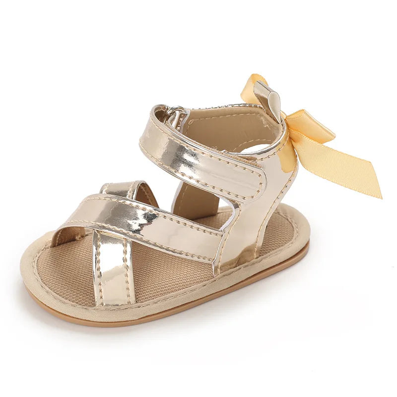 Sandália Dourada Bebê com Laço – Brilho, Elegância e Conforto